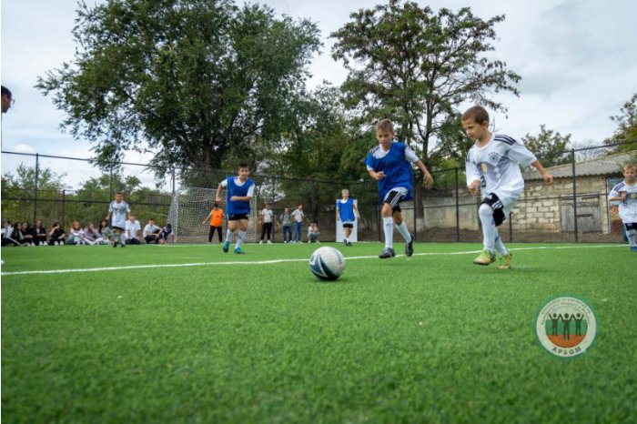 FOTO // Un teren de fotbal a fost amenajat la Gimnaziul din Svetlîi cu suportul ARBOM