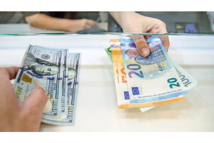 Euro se ieftinește, iar dolarul se scumpește