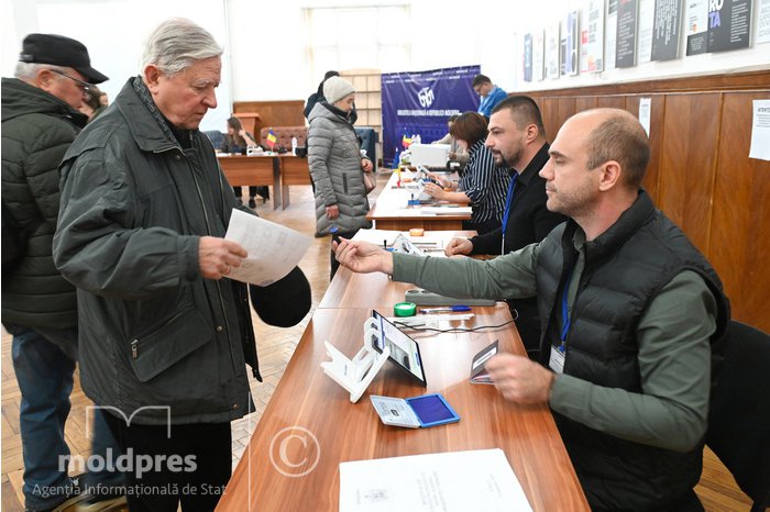 Alegeri prezidențiale în România // Votul continuă pentru a doua zi consecutiv. Cetățenii români din Republica Moldova pot vota la cele 59 de secții de votare deschise în țara noastră