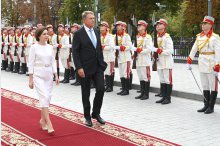 Președintele României, Klaus Iohannis, întâmpinat la Președinție de către șefa statului Maia Sandu'