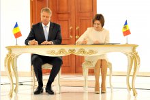 Președinta Maia Sandu și șeful statului român Klaus Iohannis au semnat la Chișinău „Declarația comună cu privire la cooperarea bilaterală pentru consolidarea rezilienței Republicii Moldova”'